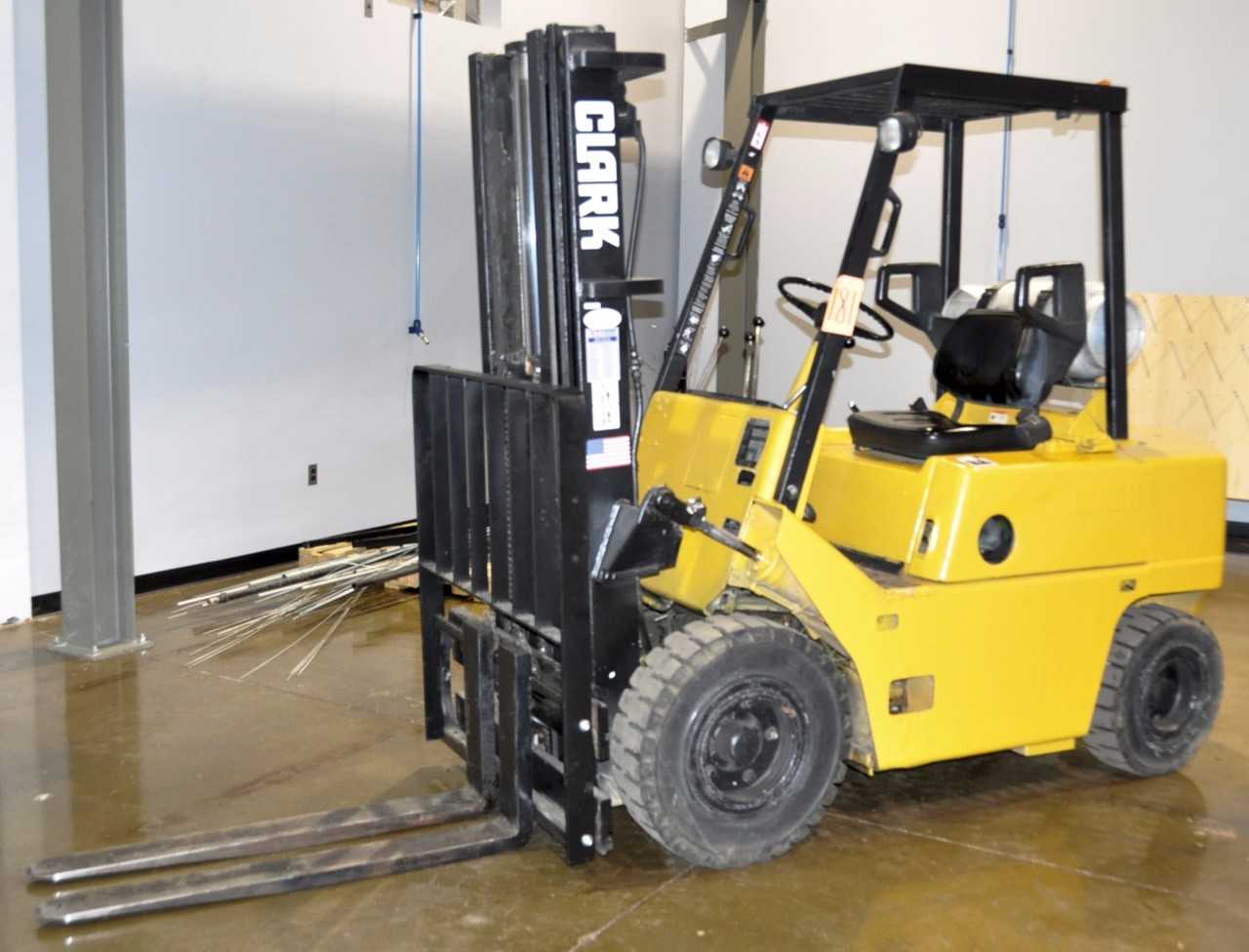 CLARK LP Gas Fork Lift - FORKLIFTS