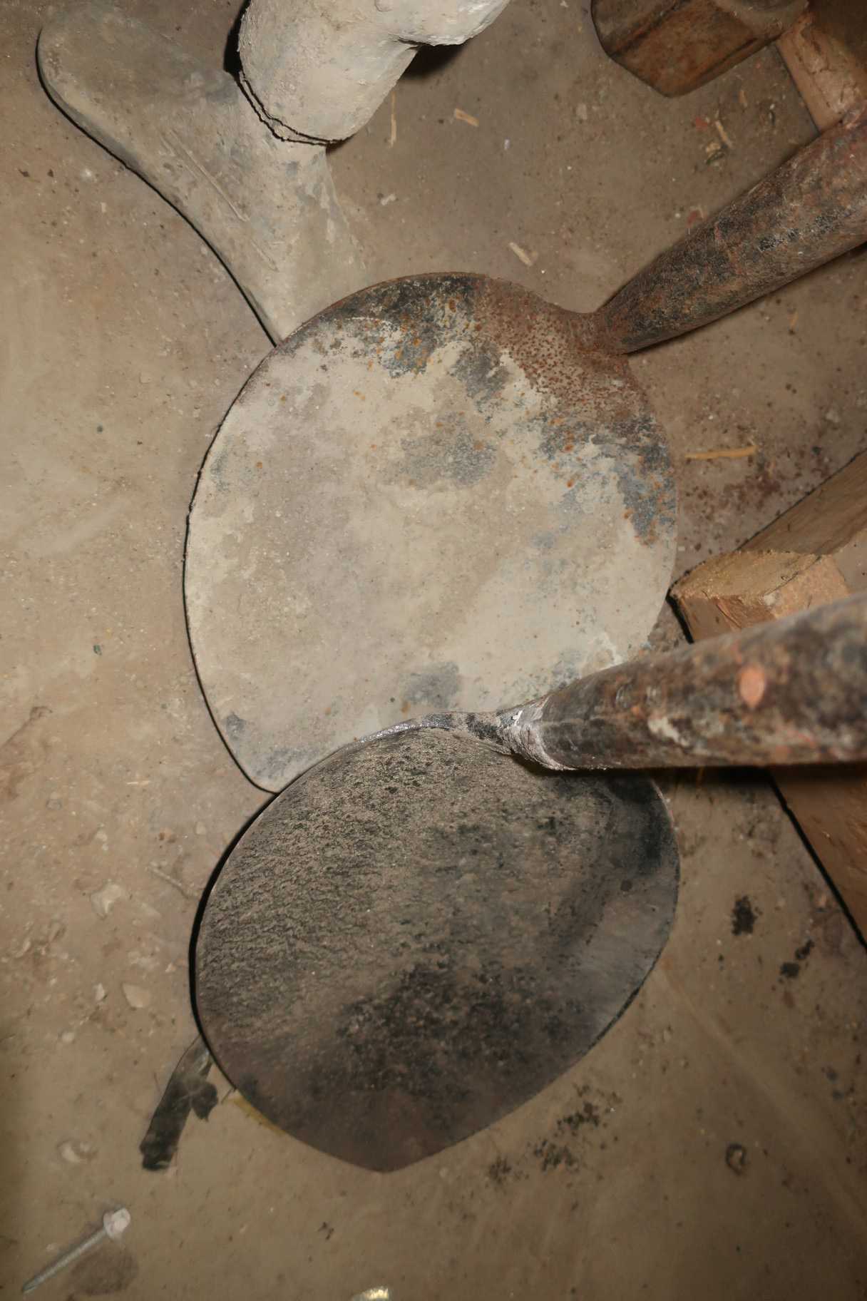 LOT OF 2 ASSORTED FENCE POST HOLE SPOON - ELECTRIC POWER TOOLS
