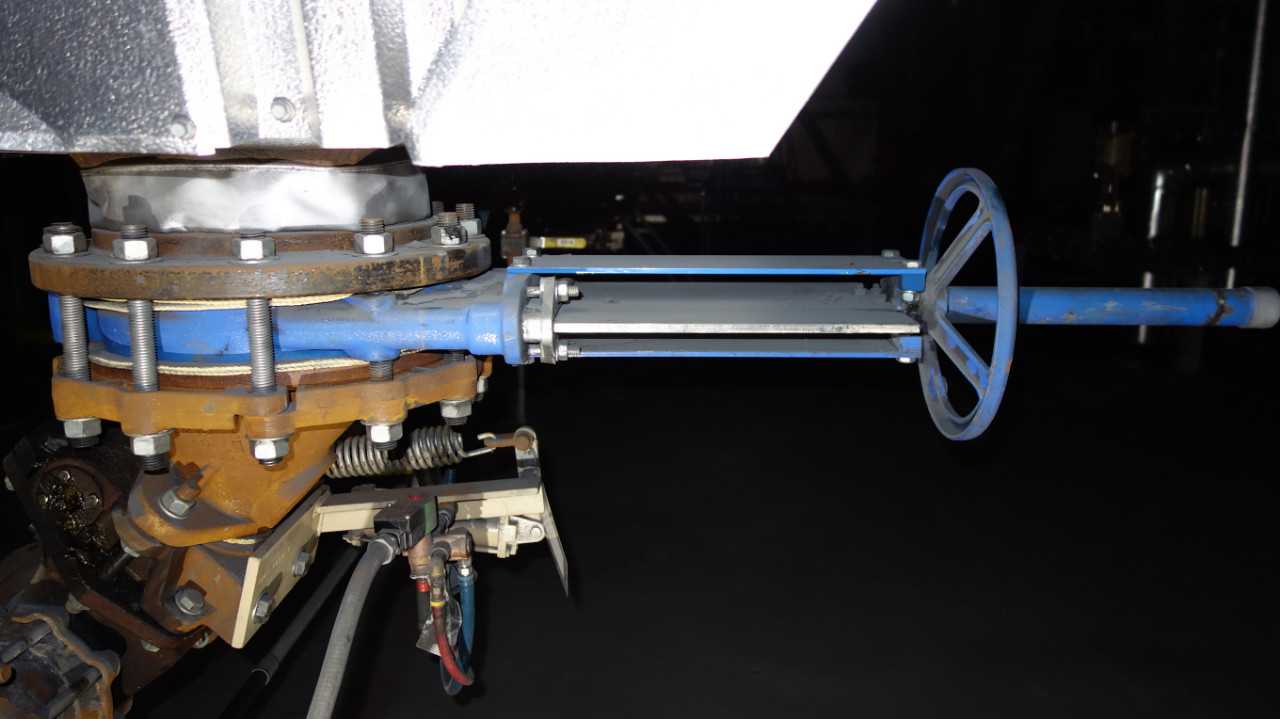 LOT OF 5 ORBINOX IRON 12IN KNIFE GATE VALVES - KNIFE GATE VALVE