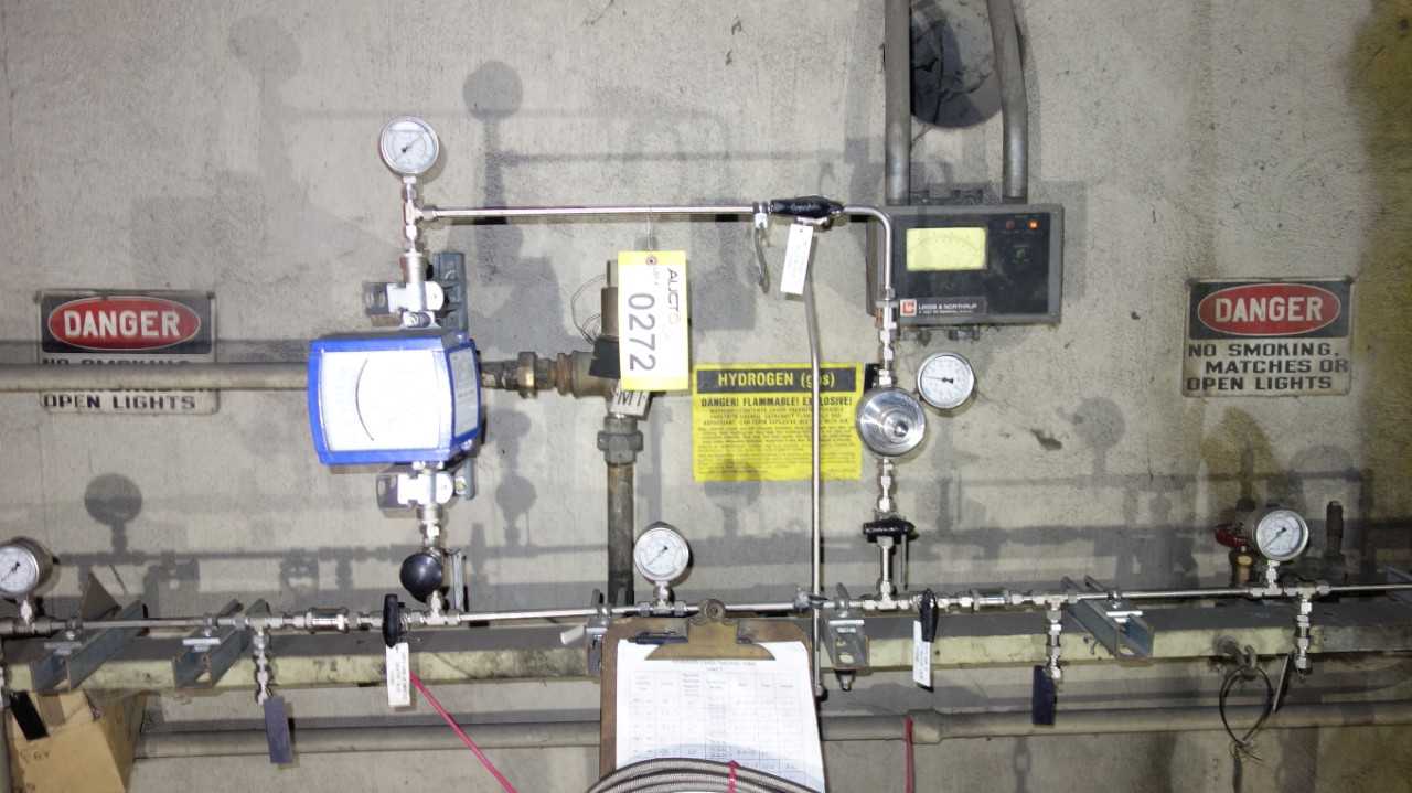 LOT OF 2 ASSORTED GAS METER, SWAGELOK VAF-M3-1-10R-0 FLOWMETER, LEEDS & NORTHRUP METER - FLOW METER