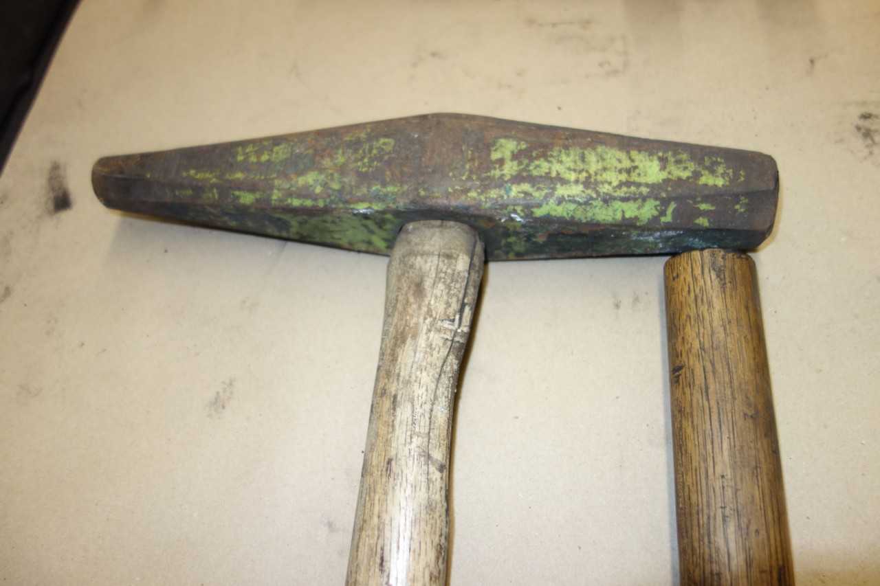 LOT OF 2 SLEDGEHAMMERS - HAND TOOLS