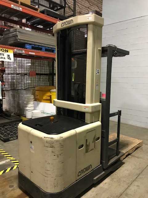 2001 Crown SP3020-30 order picker, Valley View (Cleveland), OH - ORDER PICKER 2001 Crown SP3020-30 order picker, Valley View (Cleveland), OH - ORDER PICKER