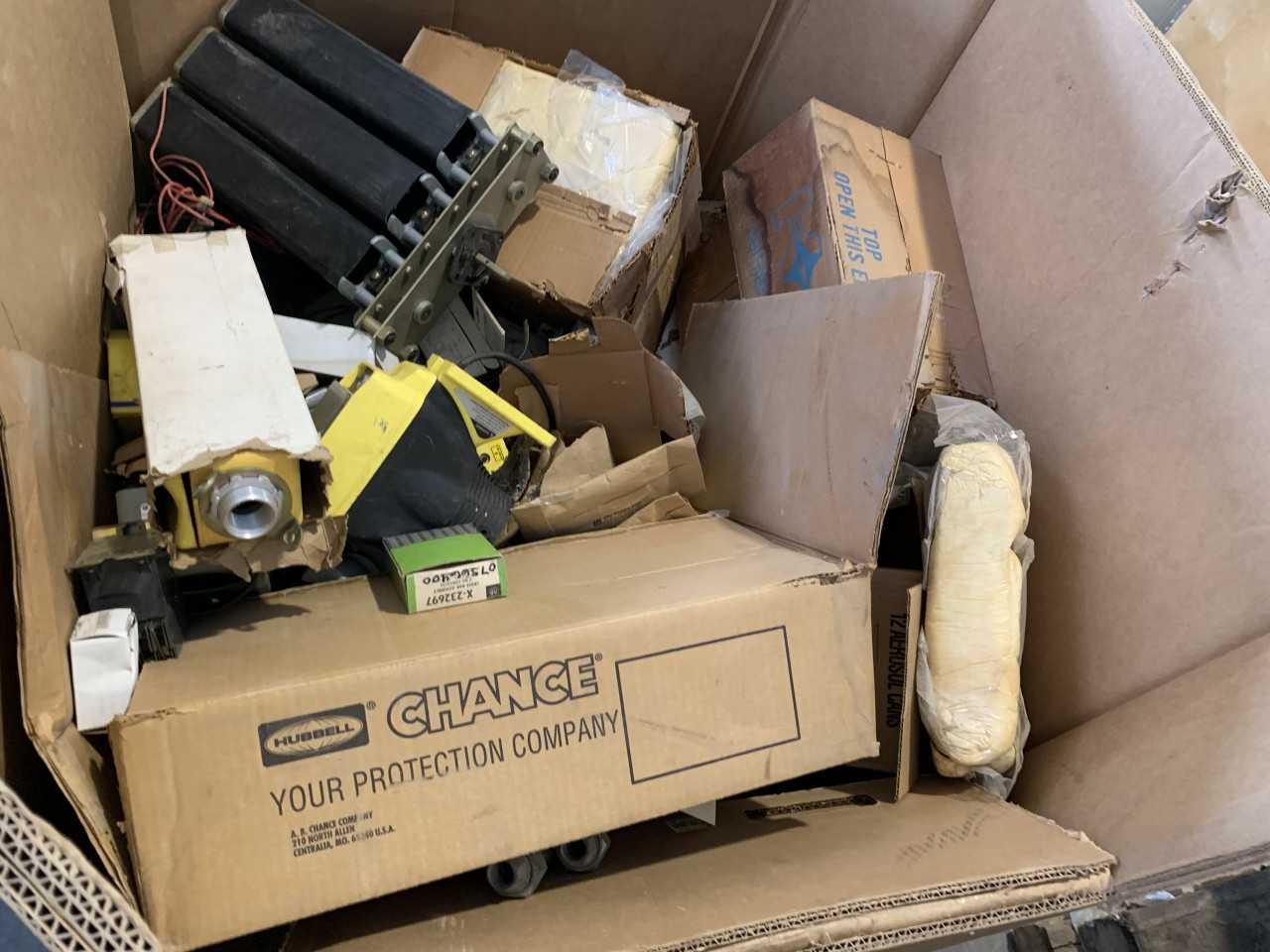 CRATE OF MISC. ELECTRICAL AUTOMATION EQUIPMENT GENERAL ELECTRIC ETC. - ELECTRICAL COMPONENTS