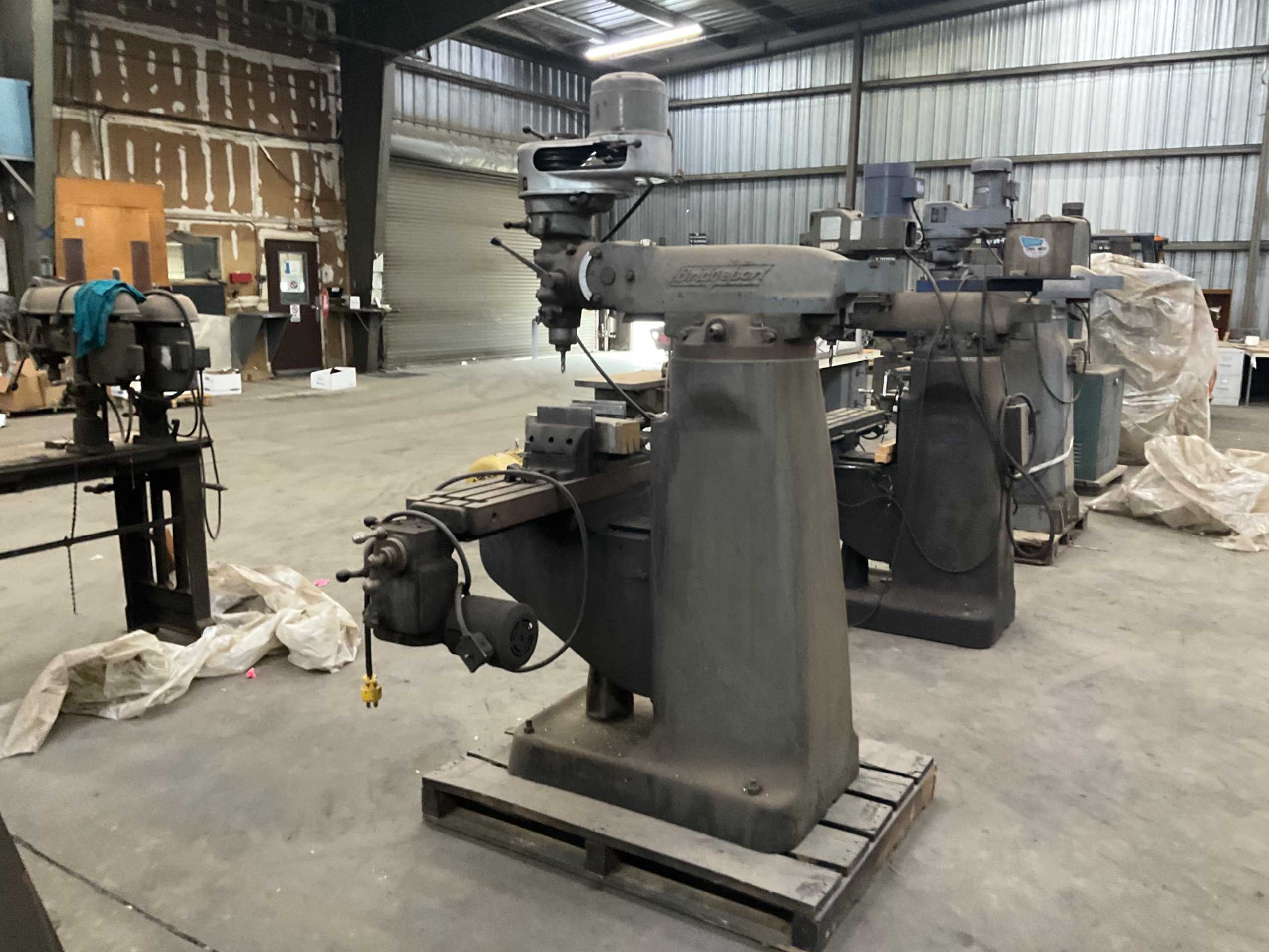 BRIDGEPORT VERTICAL MILLING MACHINE