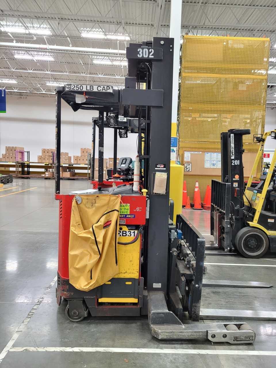 Raymond 4500# Straddle Reach Truck - REACH TRUCKS