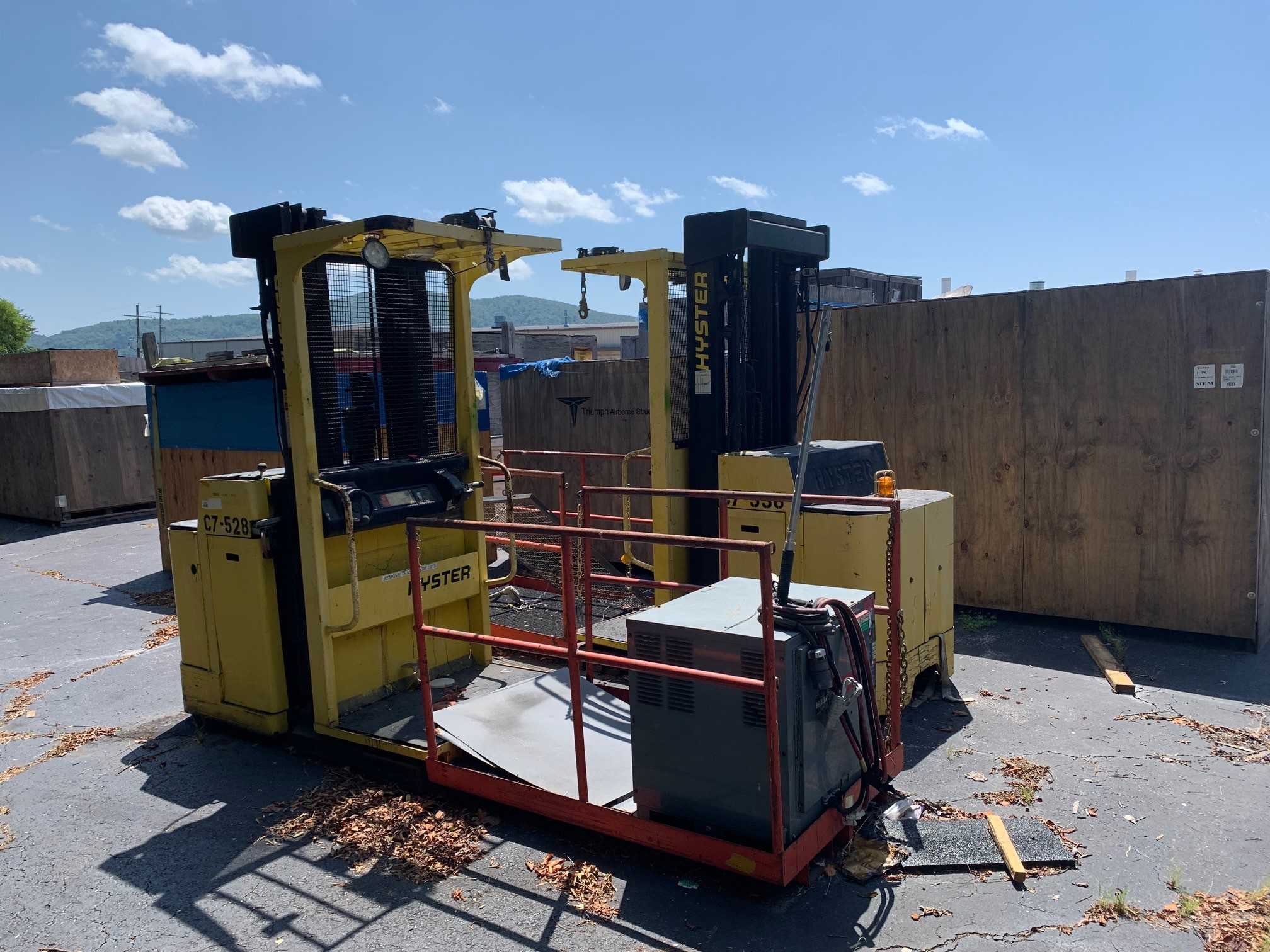 BULK LOT OF HYSTER R30 LIFT TRUCKS WITH CHARGER - QTY 2 TRUCKS, 1 CHARGER - FORKLIFTS