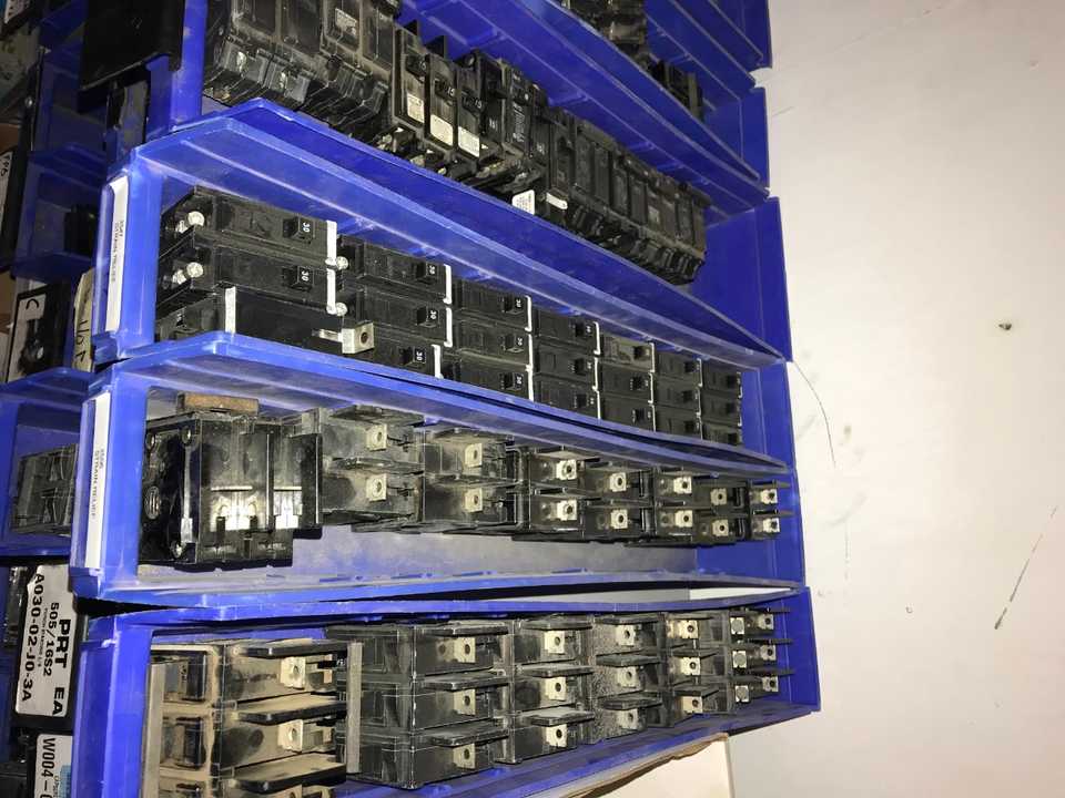 VARIOUS SIEMENS CIRCUIT BREAKERS (QTY ) - CIRCUIT BREAKERS