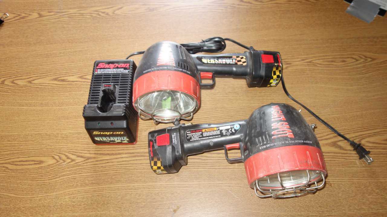 LOT OF 2 SNAP ON CTL3918 RECHARGEABLE SPOTLIGHT - ELECTRIC POWER TOOLS