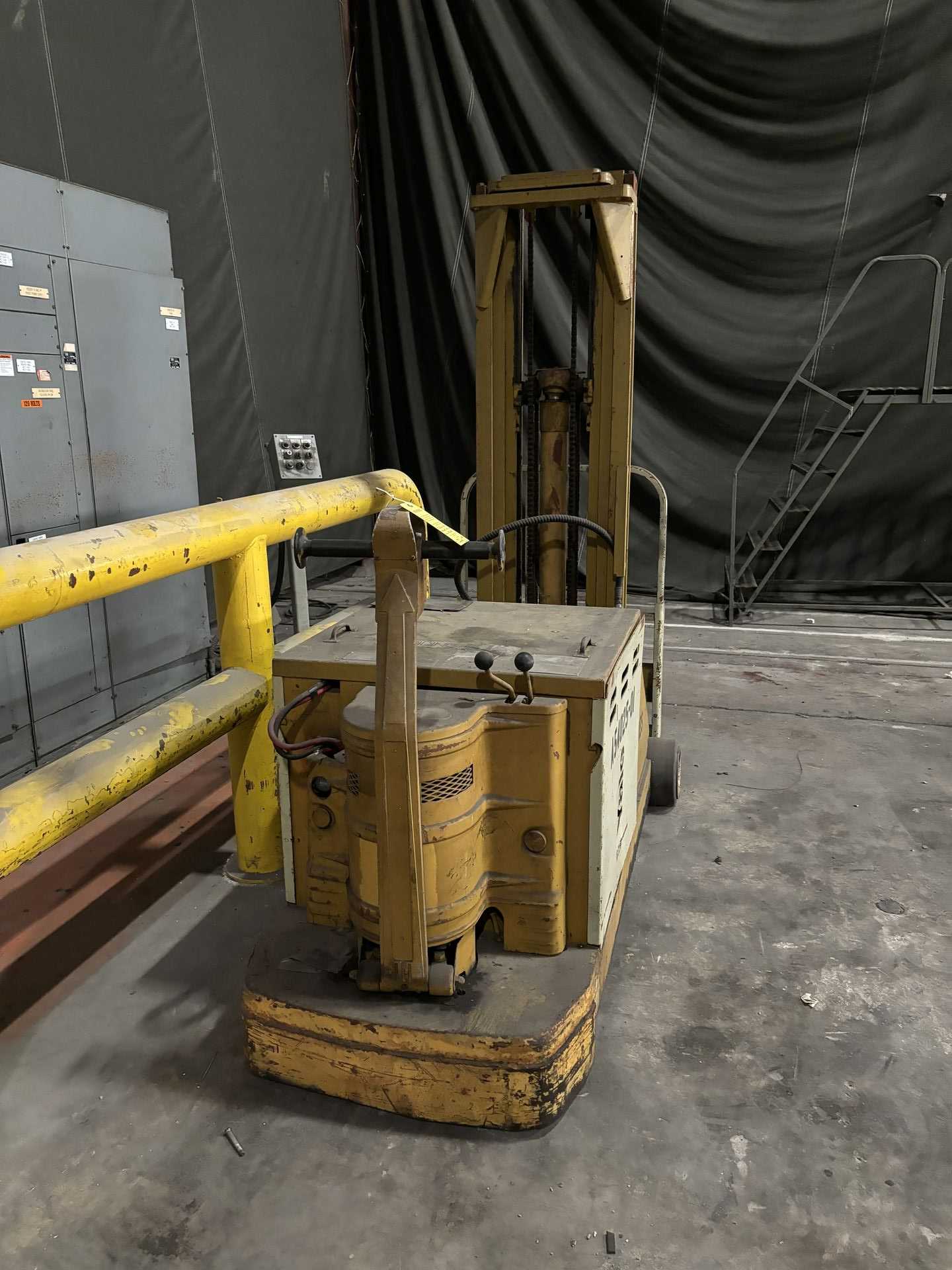 YALE MC040C4T090 FORK TRUCK WITH EXTRA ATTACHMENTS - SIT-DOWN FORKLIFTS