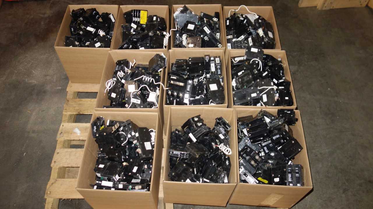 1 PALLET OF ASSORTED EATON MINIATURE BREAKERS, MIX OF ARC FAULT. GROUND FAULT & PANEL BREAKERS - CIRCUIT BREAKERS