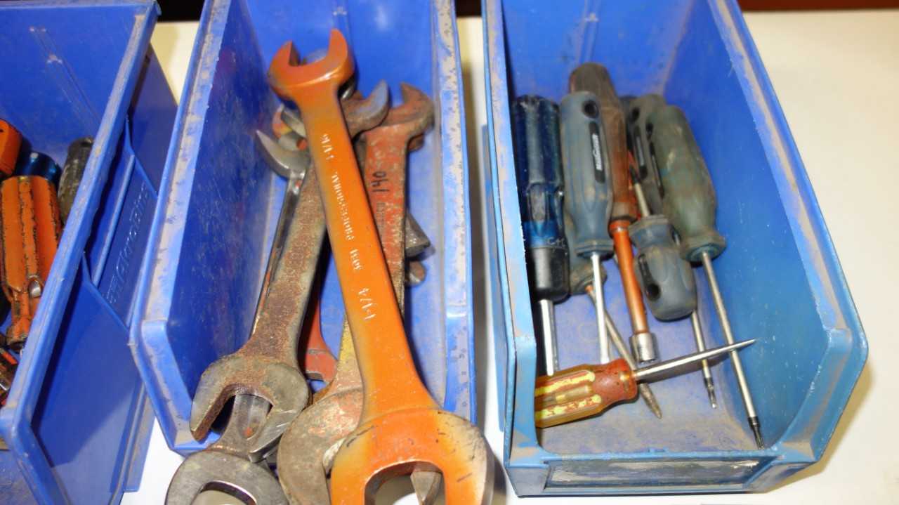 LOT OF ASSORTED HAND TOOLS - HAND TOOLS