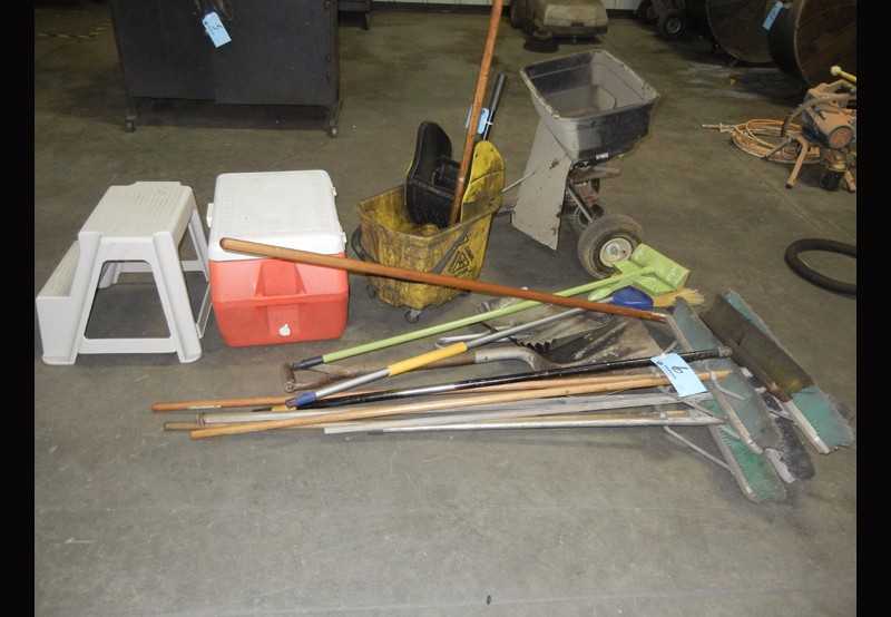 Lot-HUSKY Spreader with Mop Bucket and Clean-Up Tools - MACHINING EQUIPMENT
