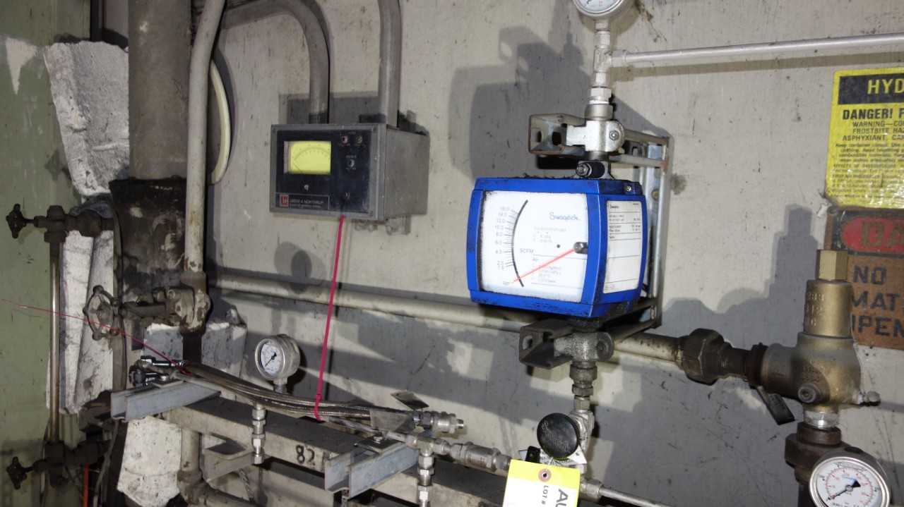 LOT OF 2 ASSORTED GAS METER, SWAGELOK VAF-M3-1-10R-0 FLOWMETER, LEEDS & NORTHRUP METER - FLOW METER