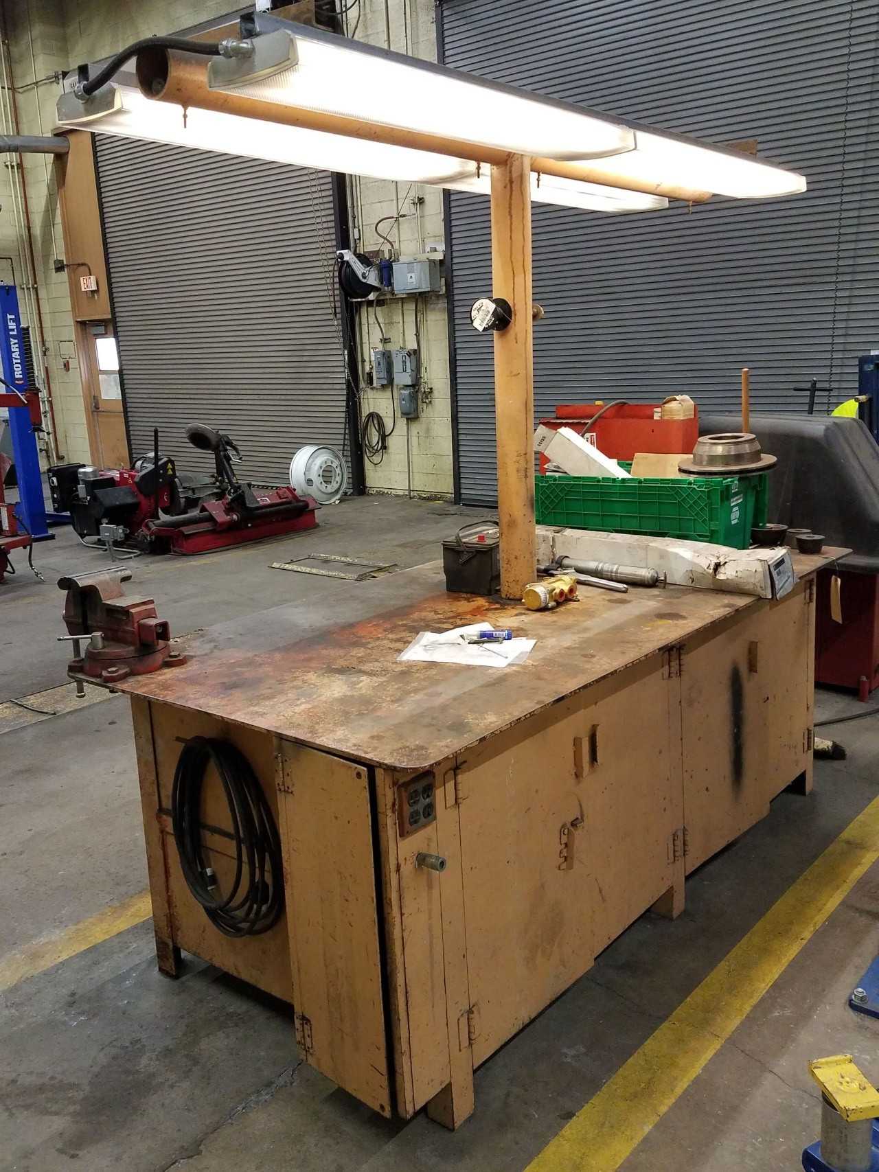 8' x 4' steel work table with Wilton 6" vise and fluorescent lighting - LIGHTING 8' x 4' steel work table with Wilton 6" vise and fluorescent lighting - LIGHTING