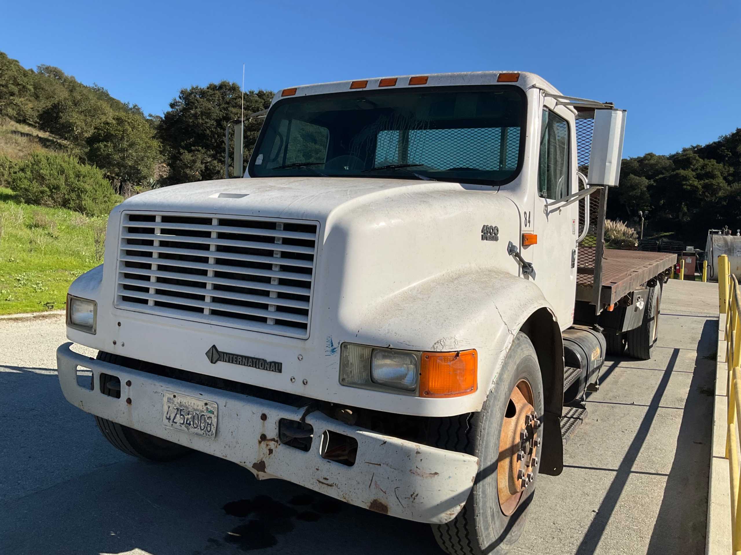 1994 INTERNATIONAL 4900 4X2 FLATBED TRUCK