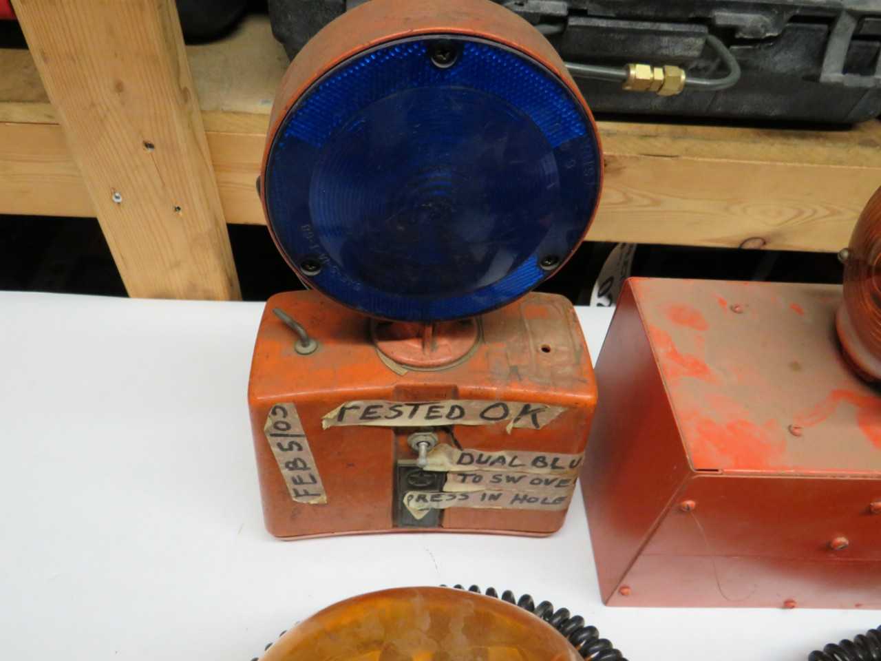 LOT OF 6 ASSORTED CONSTRUCTION CAUTION STROBE LIGHTS - SAFETY SWITCH