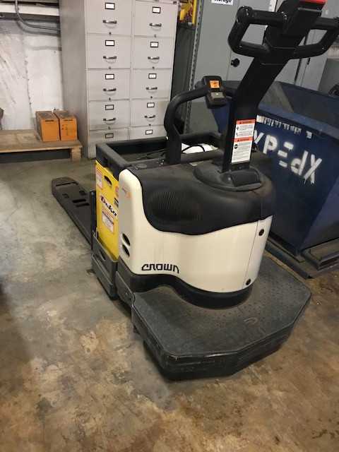2005 Crown PE4000-60 rider pallet jack, Grand Rapids, MI - MANUAL PALLET JACKS