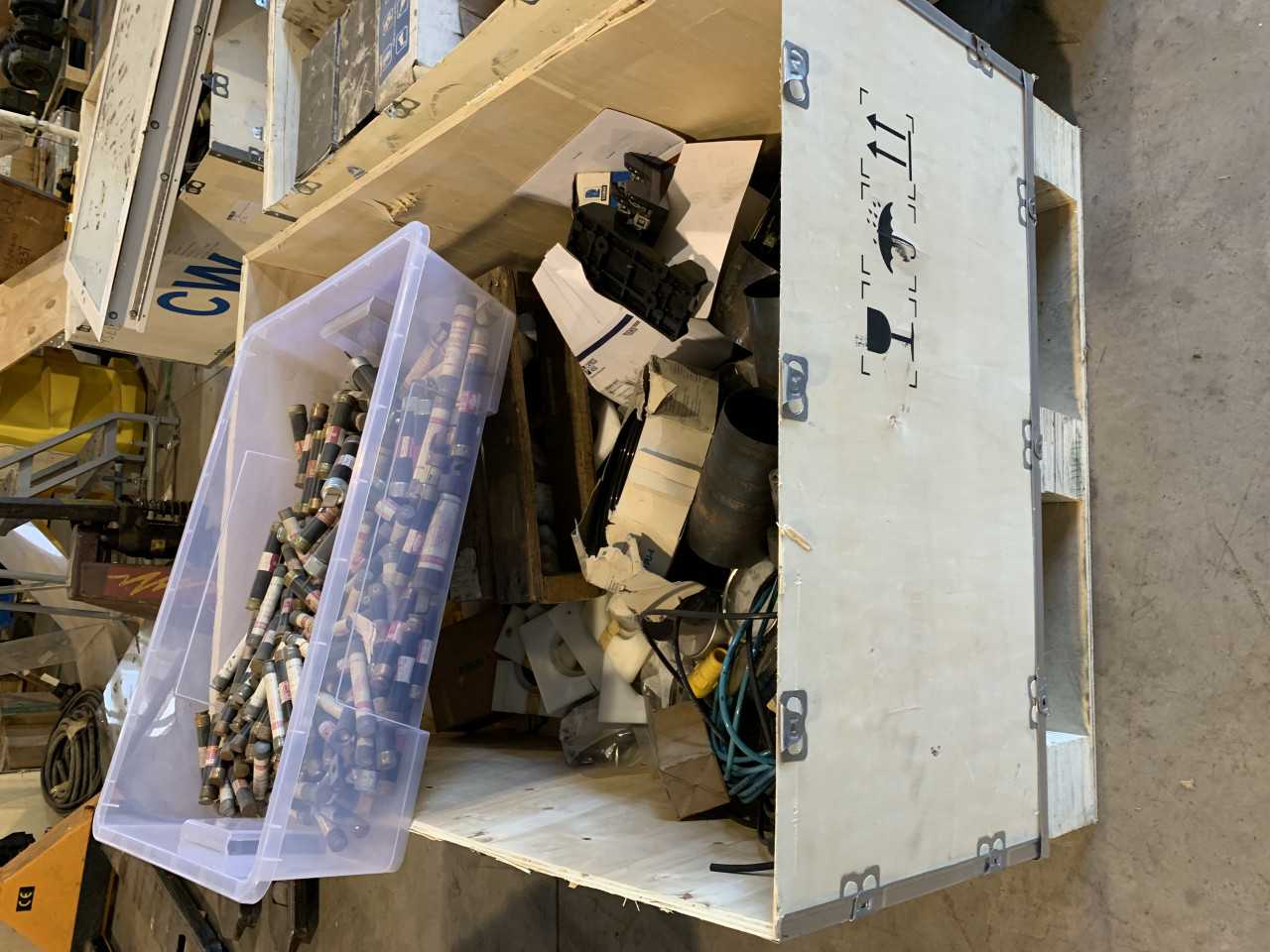CRATE OF MISC ELECTRICAL AUTOMATION EQUIPMENT FUSES ETC - ELECTRICAL COMPONENTS