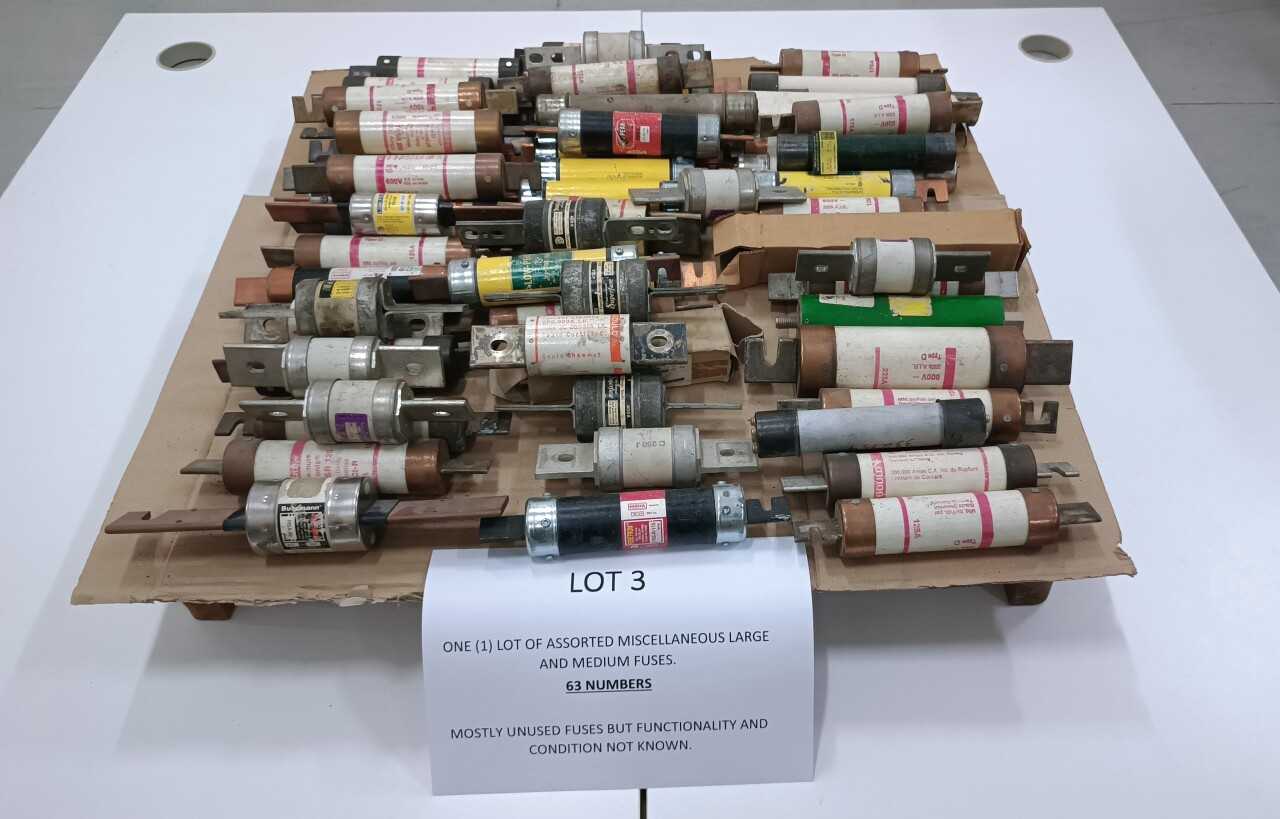 ONE (1) LOT OF ASSORTED MISCELLANEOUS LARGE AND MEDIUM FUSES. - FUSES