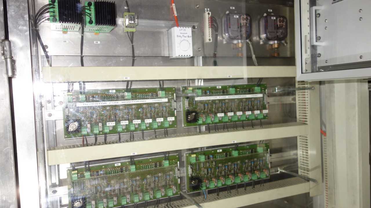 2X WALL OF CAPACITORS & RESISTORS, 10 OHM, 22UF - RESISTOR