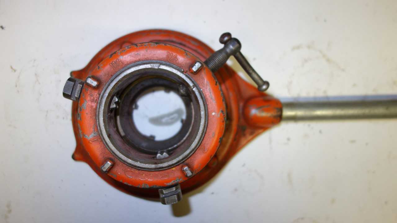 RIDGID 65-R 1 TO 2 IN MANUAL PIPE THREADER - HAND TOOLS