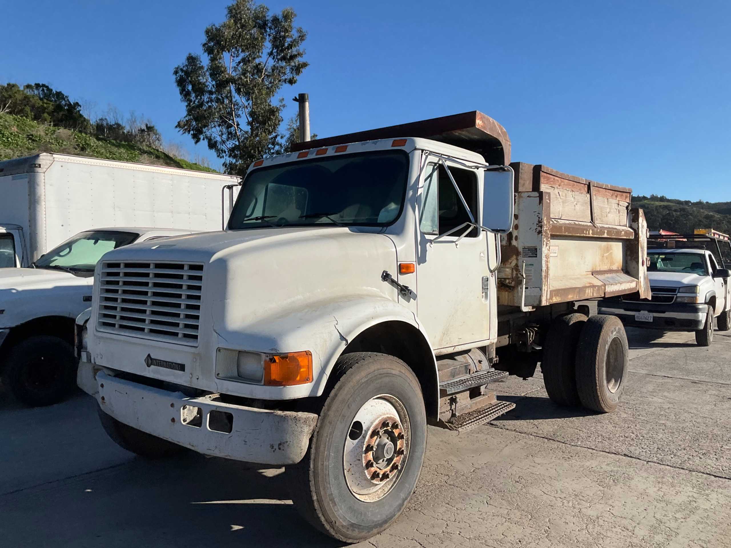 1993 INTERNATIONAL 4900 DUMP TRUCK