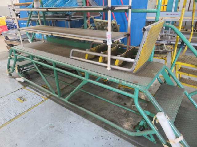 Steel Platform on wheels, Steel Steps, etc (lot) - MISCELLANEOUS