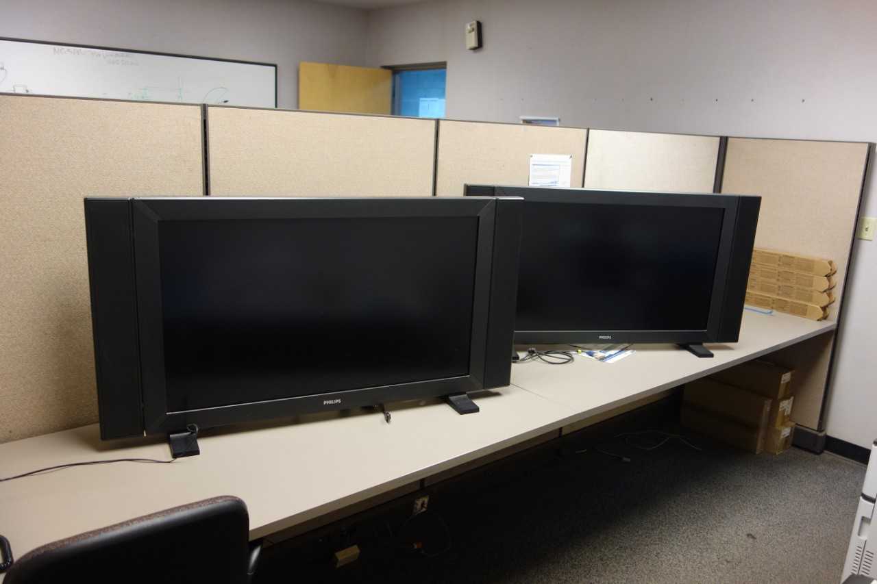 Lot of 2 Philips BDL4221 42" Monitors - ELECTRICAL COMPONENTS