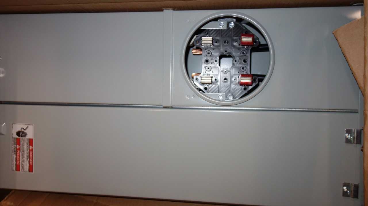 1 PALLET OF EATON 200A METER SOCKET BREAKER PANELS - CIRCUIT BREAKERS