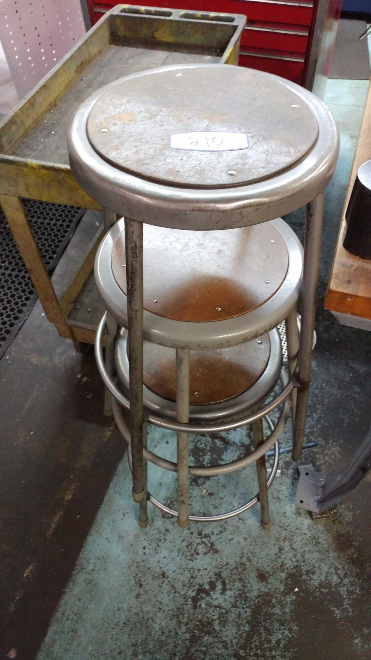 3 metal shop stools - MISCELLANEOUS 3 metal shop stools - MISCELLANEOUS