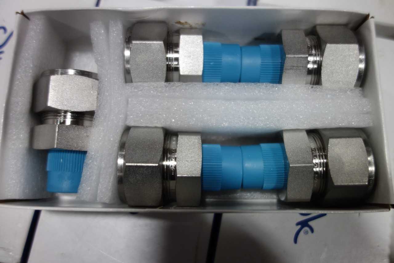 2 TOTES OF SWAGELOK BOXES OF 5 MALE CONNECTOR 1IN 1/2IN STAINLESS TUBE NPT PIPE ADAPTERS - INDUSTRIAL PARTS