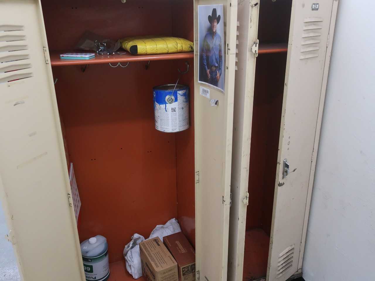 Lot of 8 personal lockers without contents - SHELVING