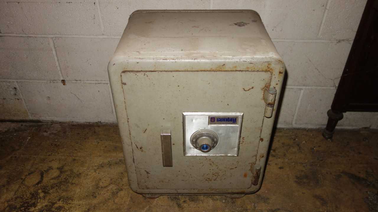 SENTRY B104399 FIRE RESISTANT SAFE (COMBINATION IS UNKNOWN) - SAFETY SWITCH