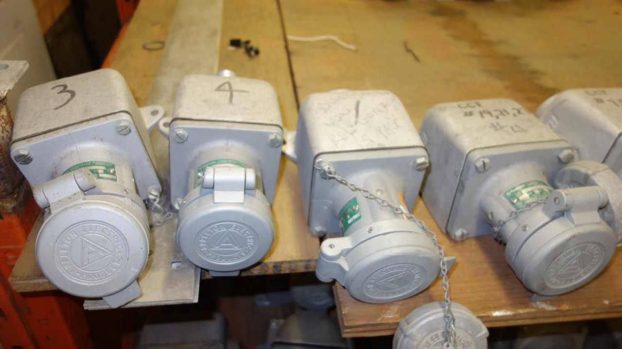 LOT OF ASSORTED ELECTRICAL PLUGS AND RECEPTACLES - PLUGS & RECEPTACLES