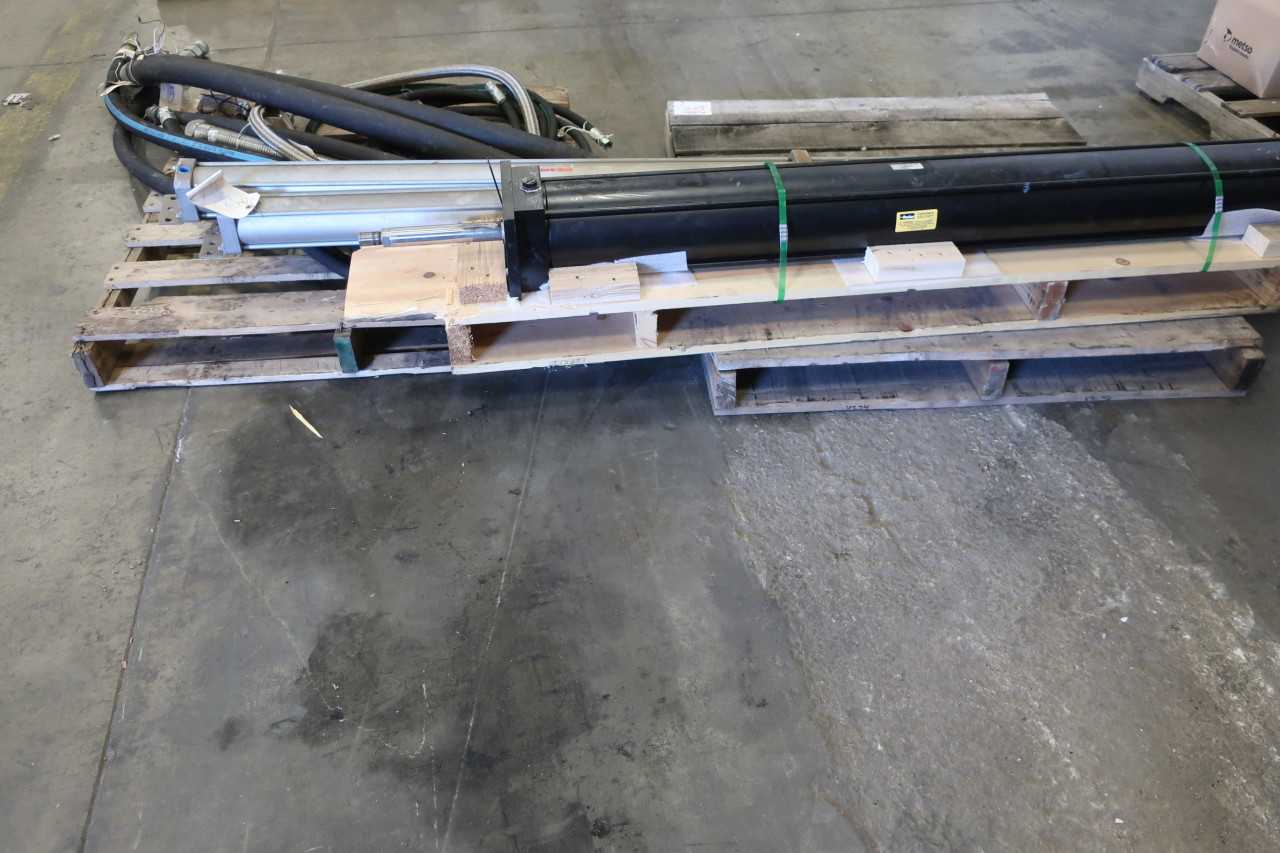 2 PALLETS OF PNEUMATIC CYLINDERS AND HOSES - PNEUMATIC PARTS