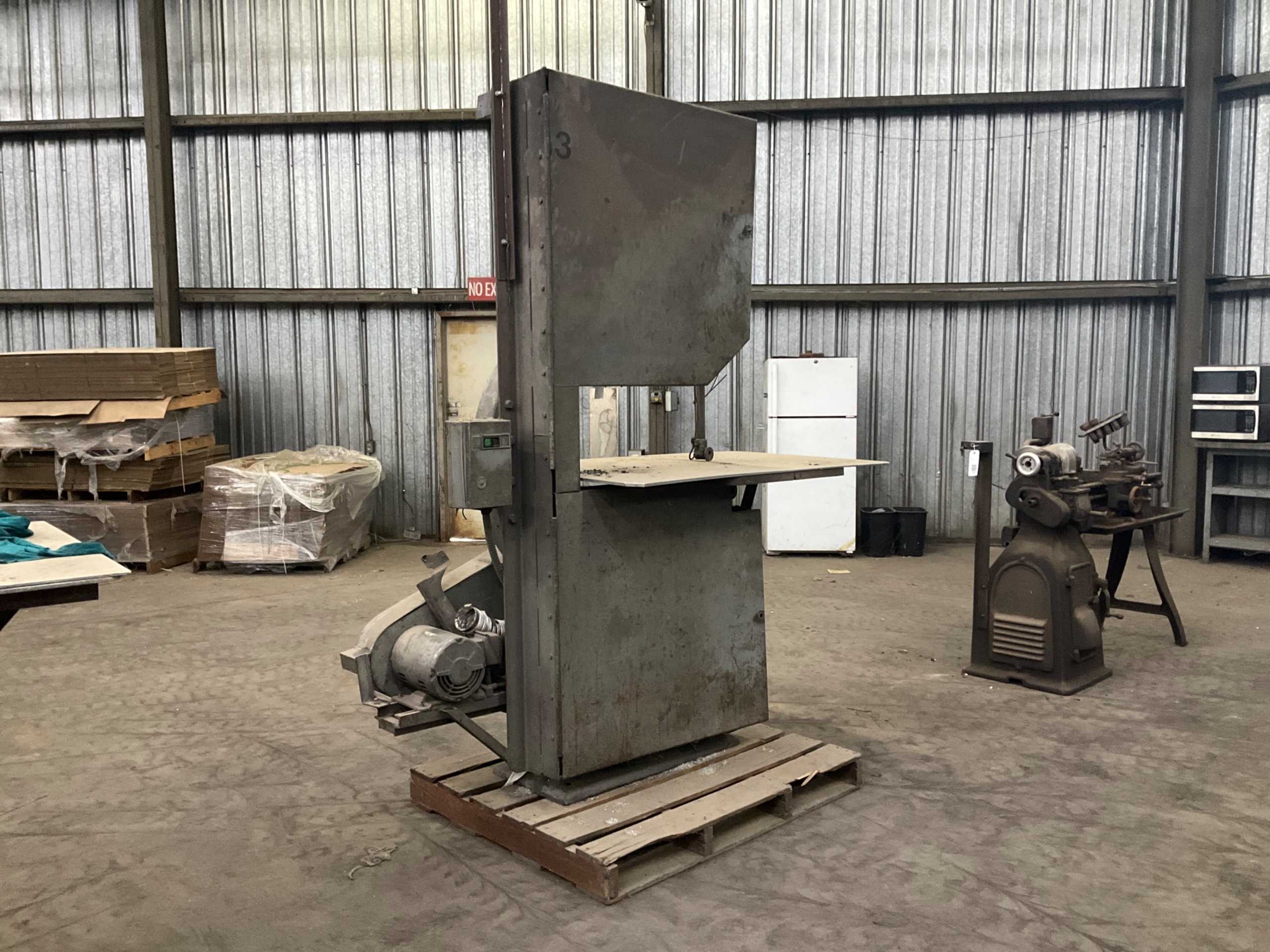 VERTICAL BAND SAW