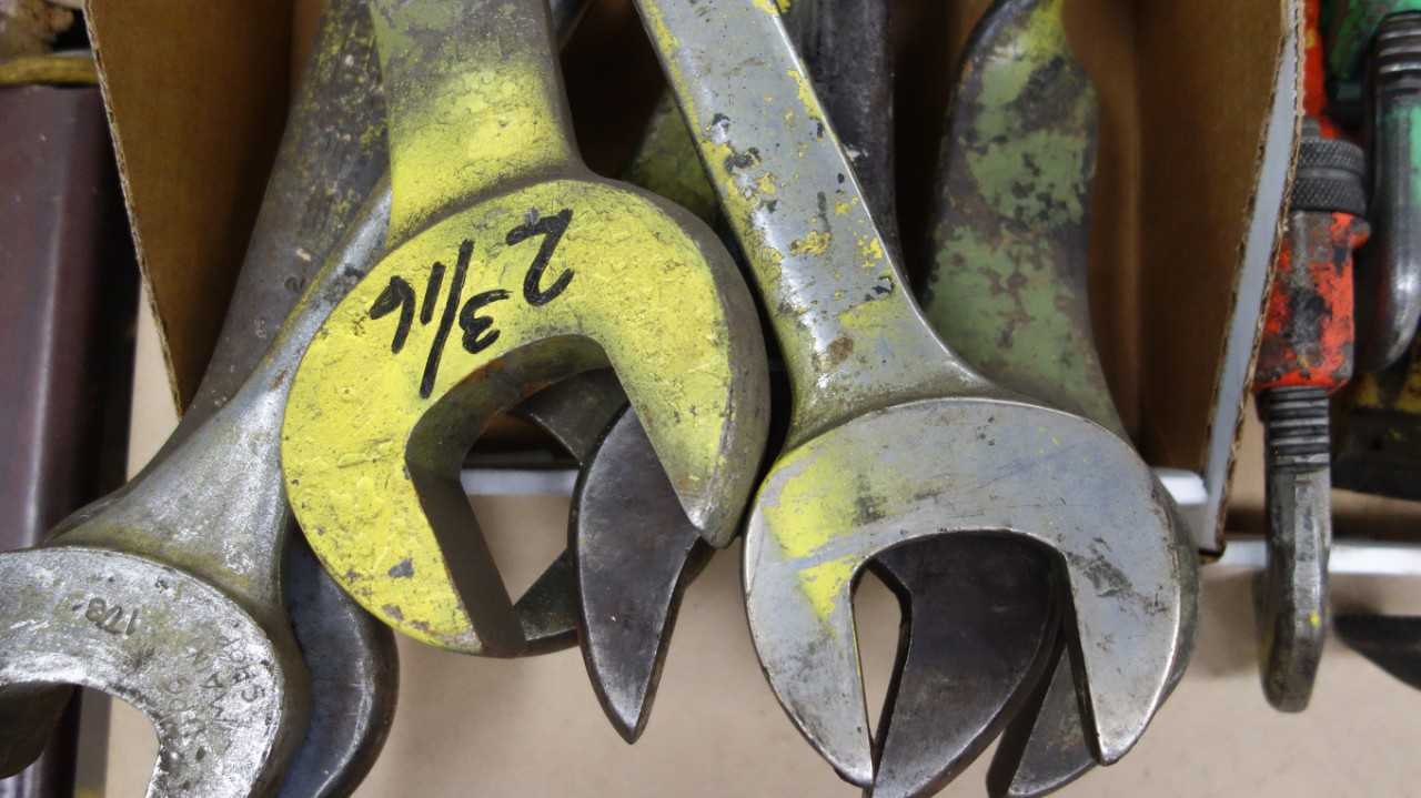 ASSORTED LOT OF OPEN ENDED CRESCENT HAND WRENCHES WILLIAMS ARMSTRONG 1-1/4 IN TO 2-1/4 IN - HAND TOOLS