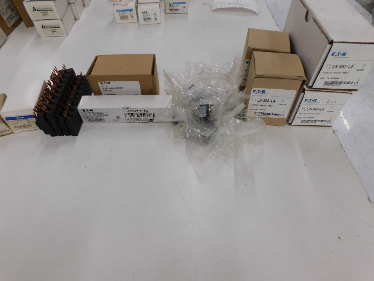 Lot of Quantity 30x Starter Accessories - Toggle Switches, Rotary Handles, Limit Switches - ELECTRICAL COMPONENTS
