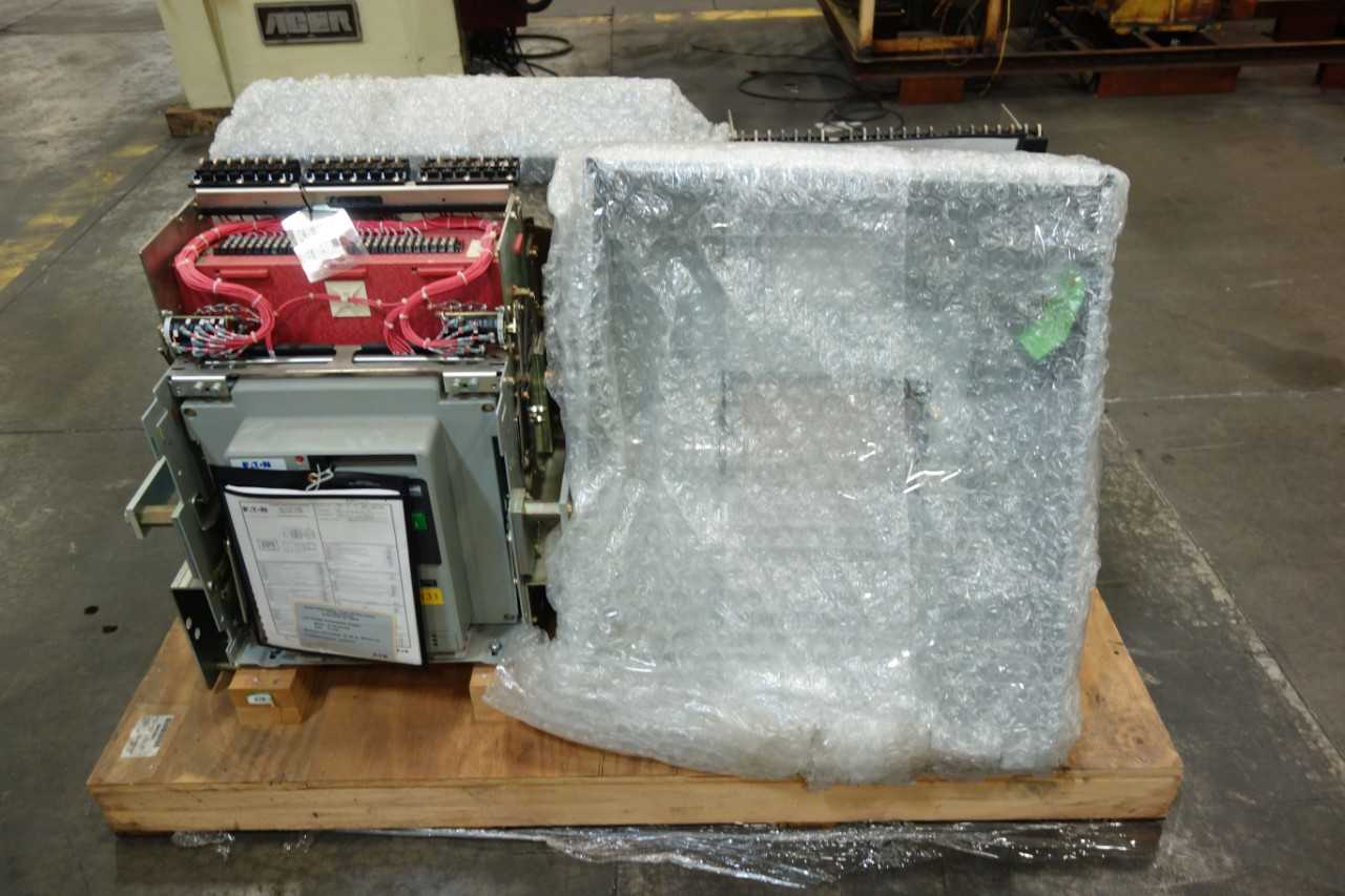 LOT OF EATON LOW VOLTAGE AC POWER CIRCUIT BREAKER - CIRCUIT BREAKERS