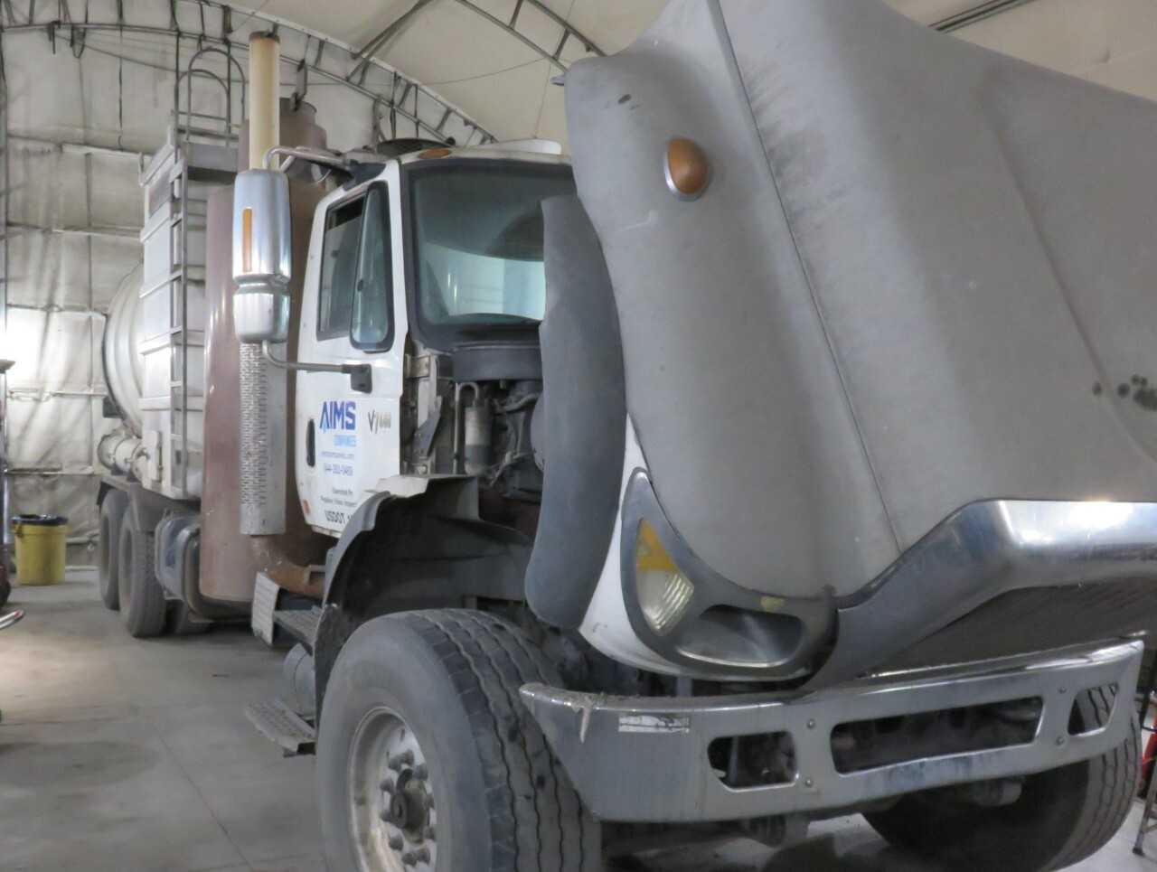 2005 International 7600 Guzzler - HYDRO EXCAVATOR TRUCKS