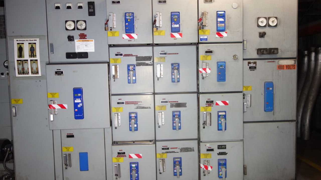 X5 SECTIONS OF GE AKD-5 SWITCHGEAR BREAKER PANELS - SWITCHGEAR