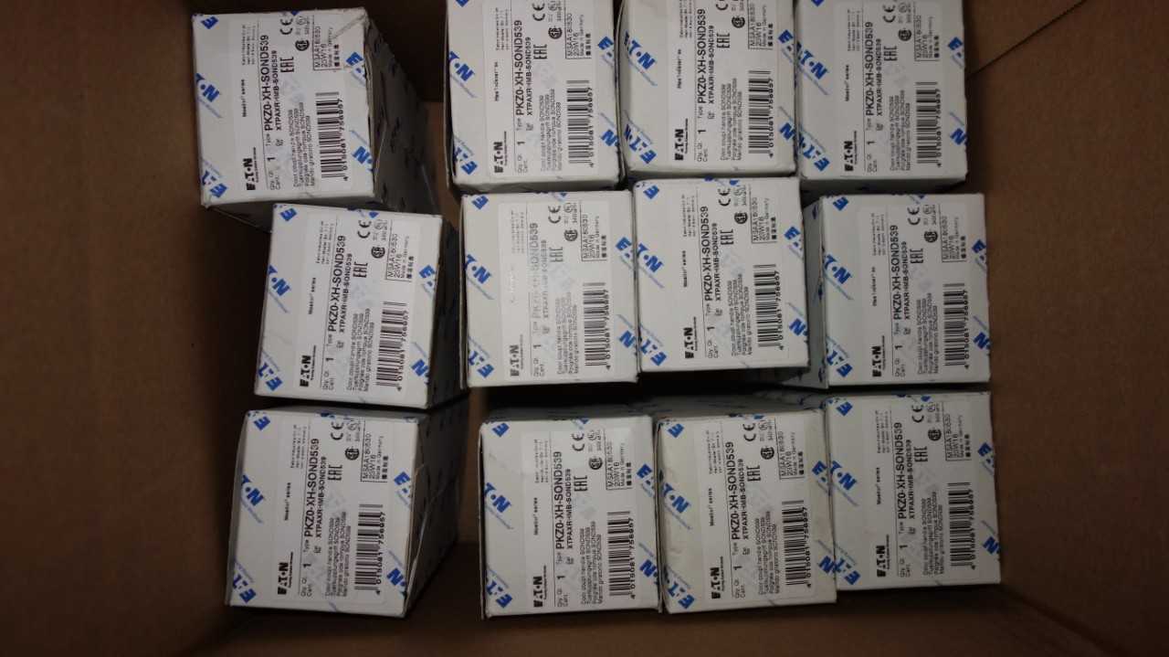 LOT OF 13 EATON PKZ0-XH-SOND539 DOOR COUPLING SWITCHES - ELECTRICAL COMPONENTS