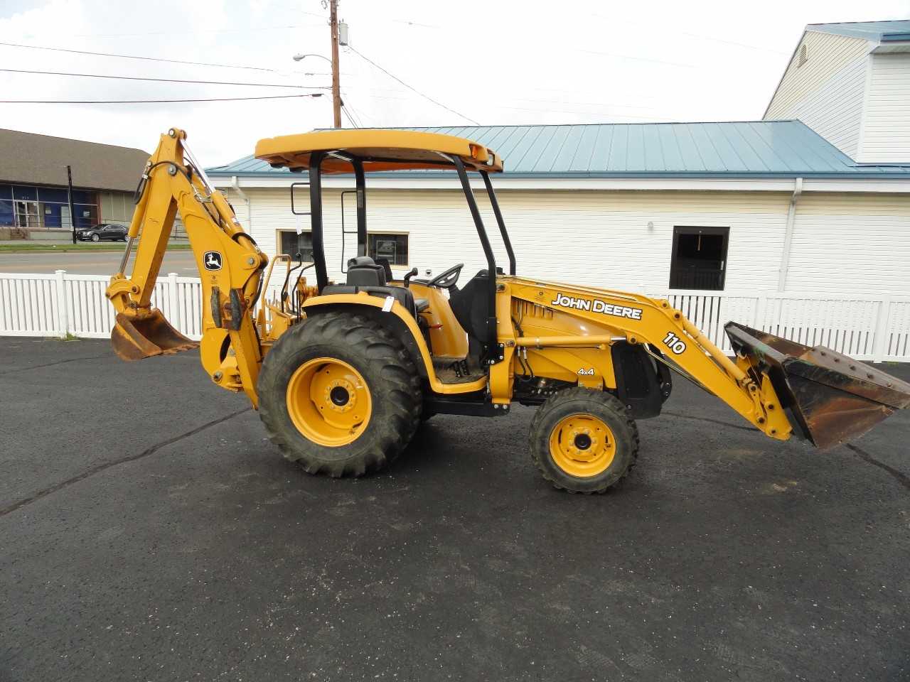 John Deere 110 Backhoe & Loader 4 x 4 drive-564 hours-Premier Condition - LOADERS