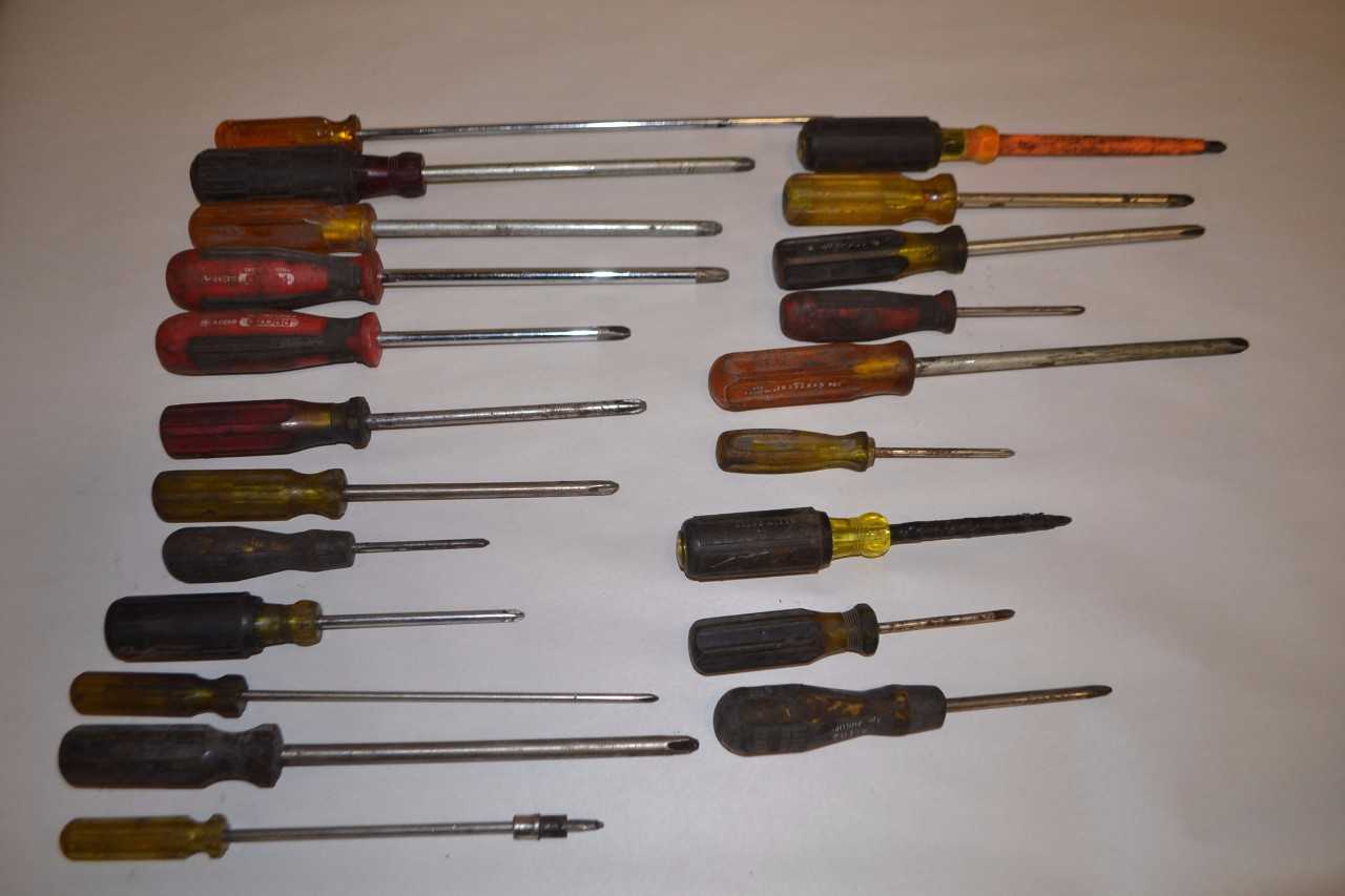 LOT OF ASSORTED PHILLIPS SCREWDRIVERS - MISCELLANEOUS