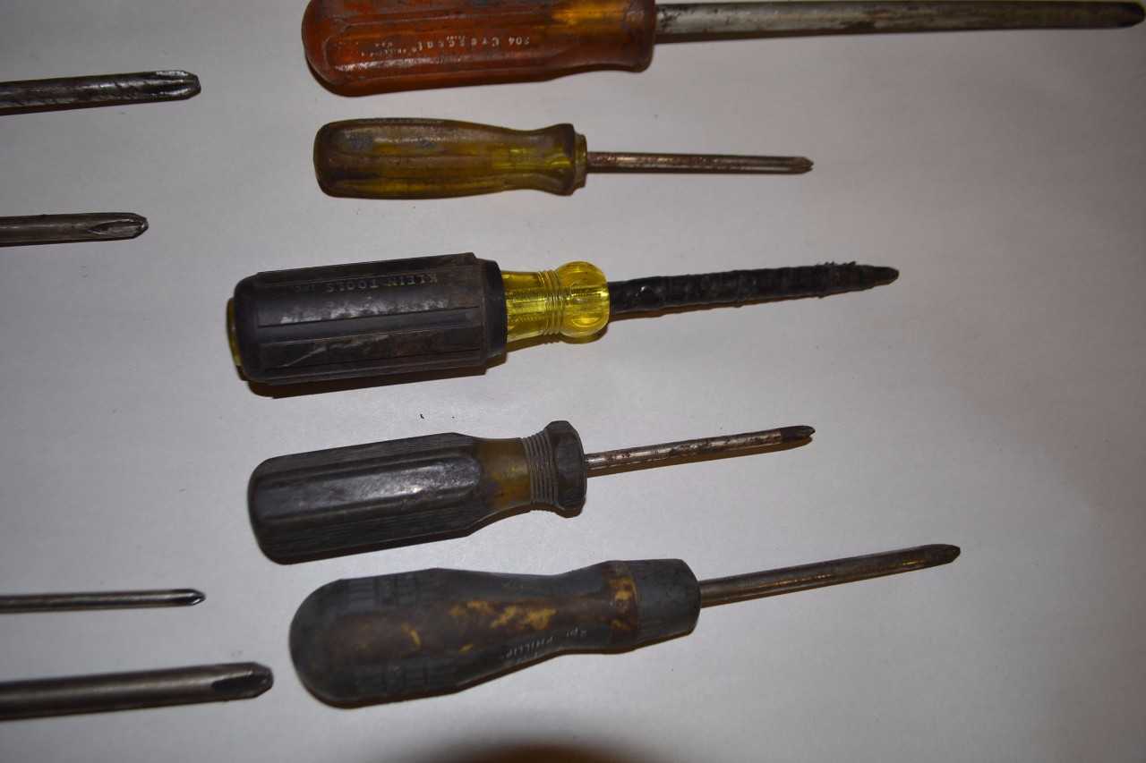 LOT OF ASSORTED PHILLIPS SCREWDRIVERS - MISCELLANEOUS