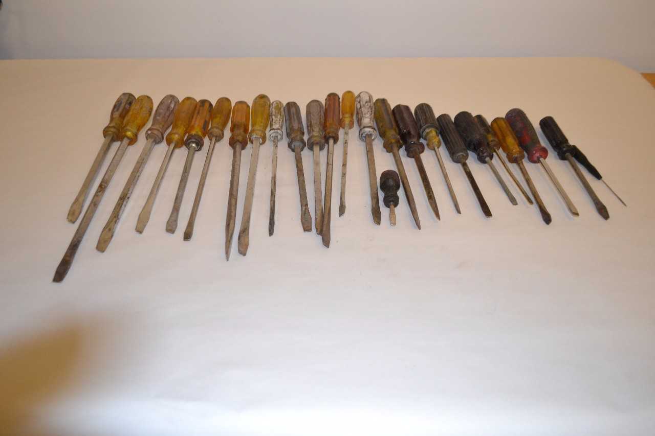 LOT OF ASSORTED FLAT HEAD SCREWDRIVERS - MISCELLANEOUS
