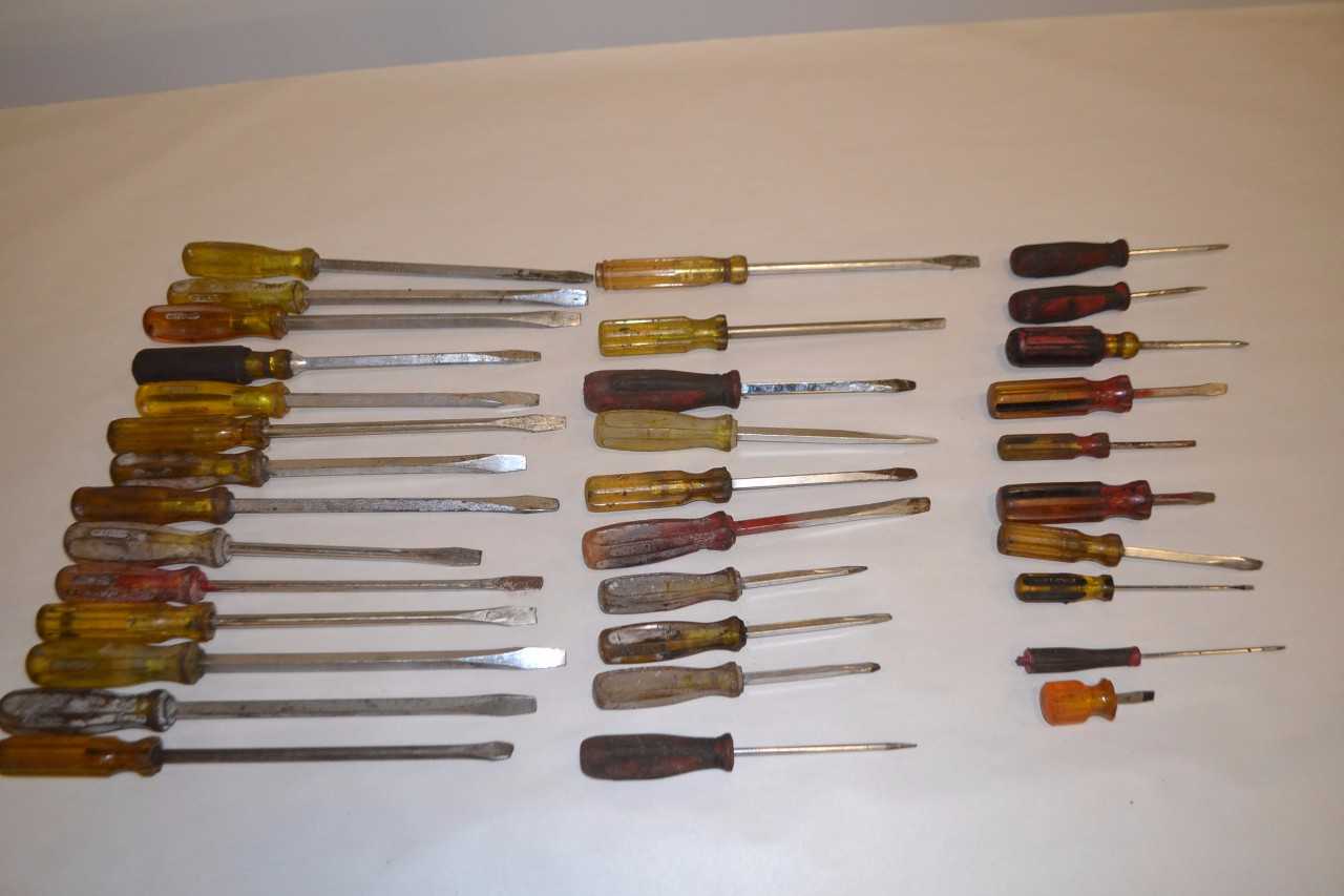 LOT OF ASSORTED FLAT HEAD SCREWDRIVERS - MISCELLANEOUS