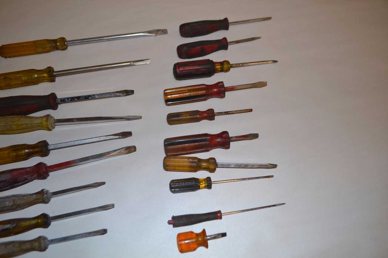 LOT OF ASSORTED FLAT HEAD SCREWDRIVERS - MISCELLANEOUS