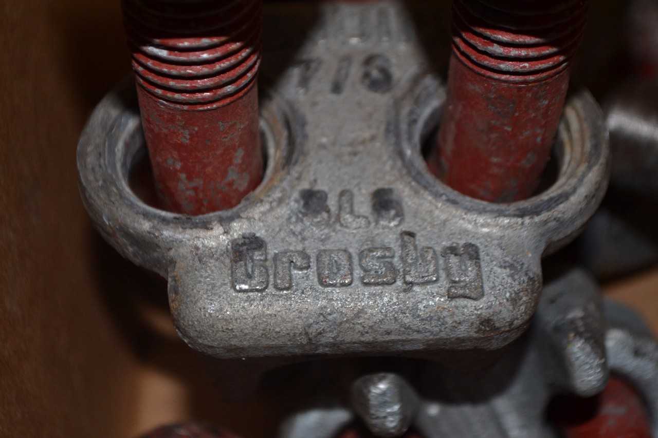 LOT OF ASSORTED ROPE/WIRE CLIPS AND SCREWPIN SHACKLES - MISCELLANEOUS