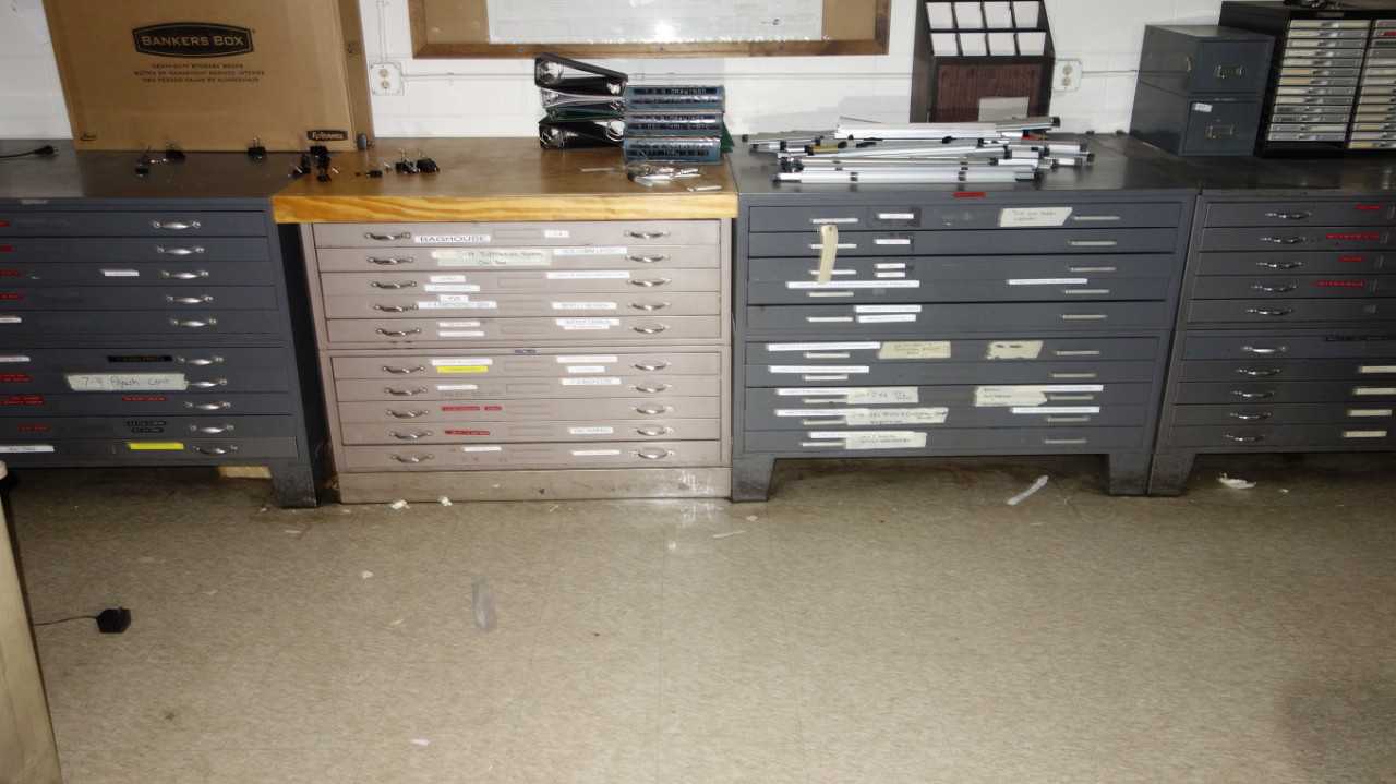 LOT OF 4 DESKS - MATERIAL HANDLING
